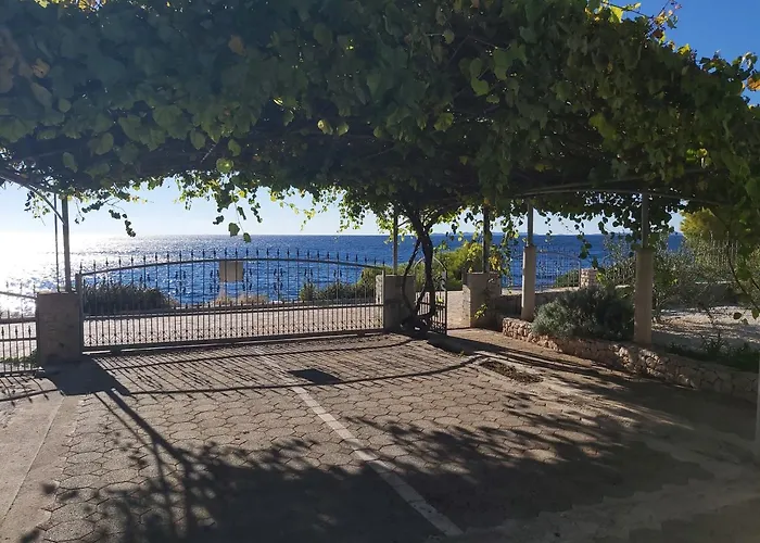 בית נופש Little Seafront House Primosten